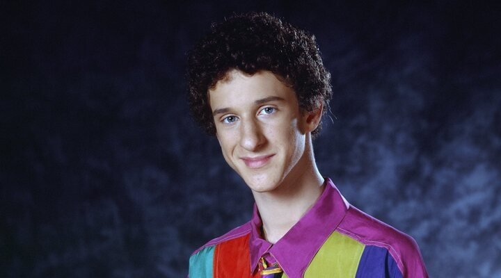 Homenajeado: 'Salvados por la campana' rinde tributo a Dustin Diamond en su reboot